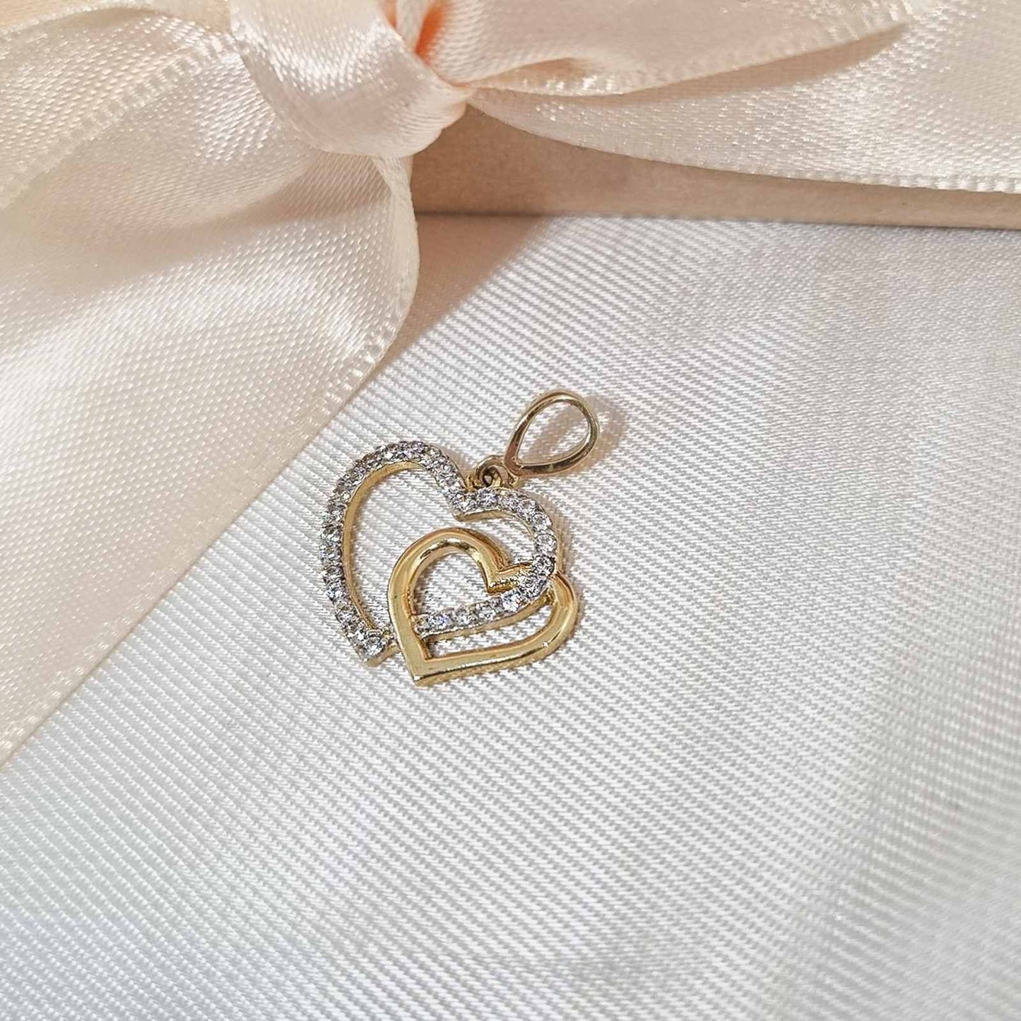 Zlatni privezak dvostruko srce sa cirkonima