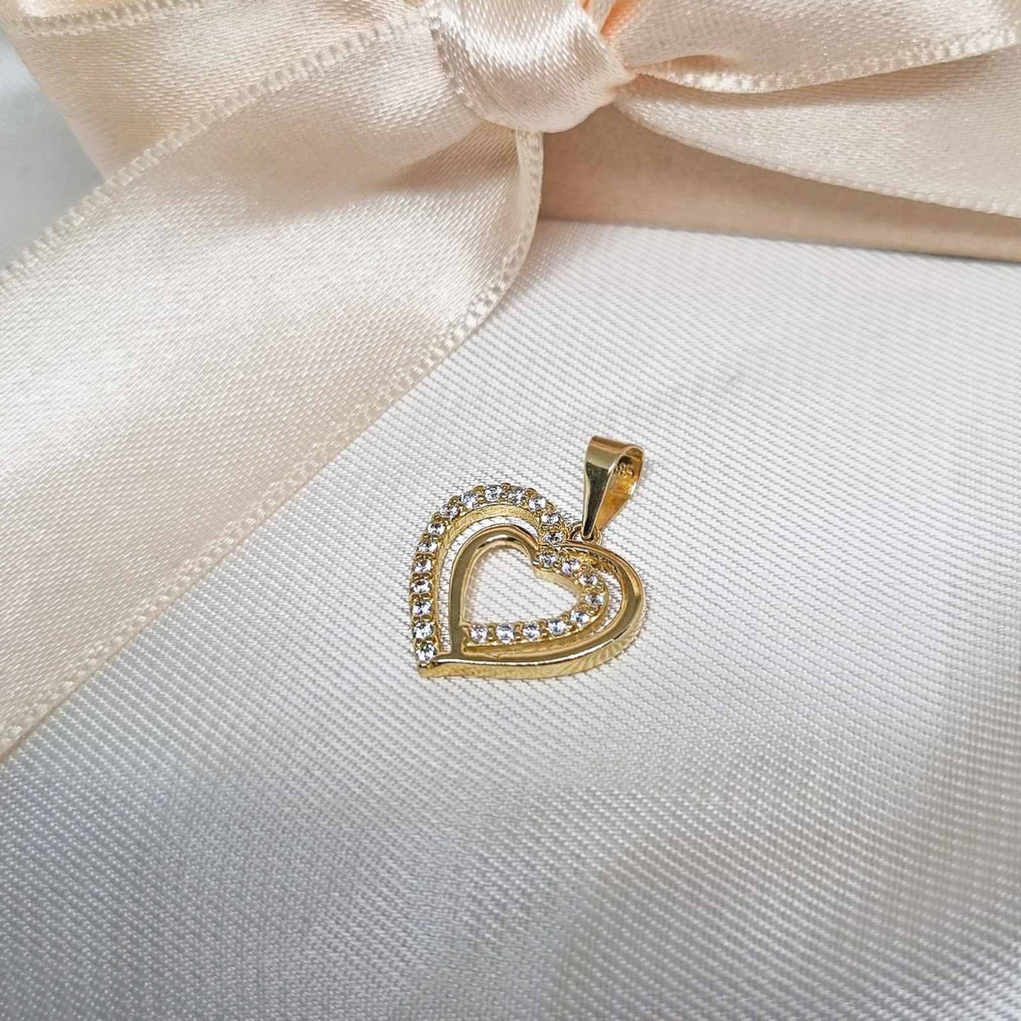 Privezak od žutog zlata sa srcem unutar srca ukrašen cirkonima