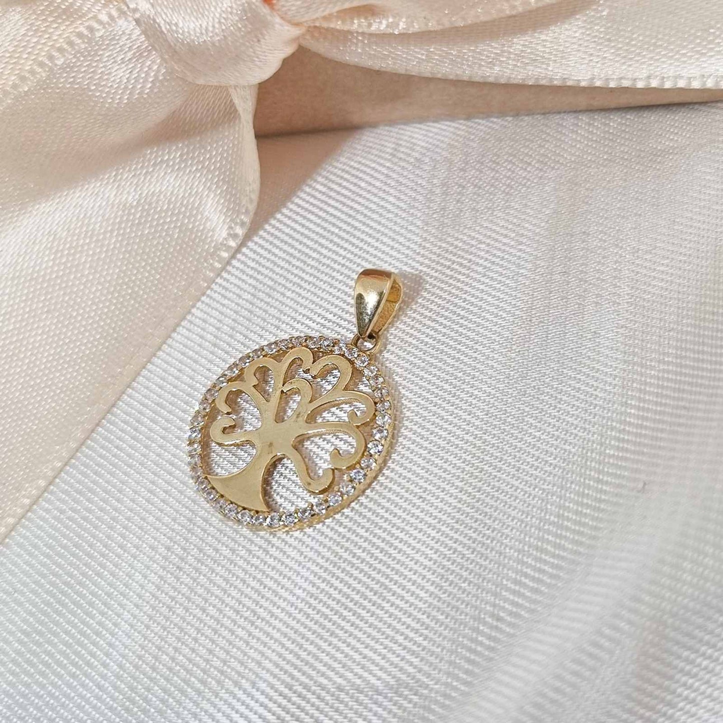 Zlatni privezak drvo života sa cirkonima u krugu.