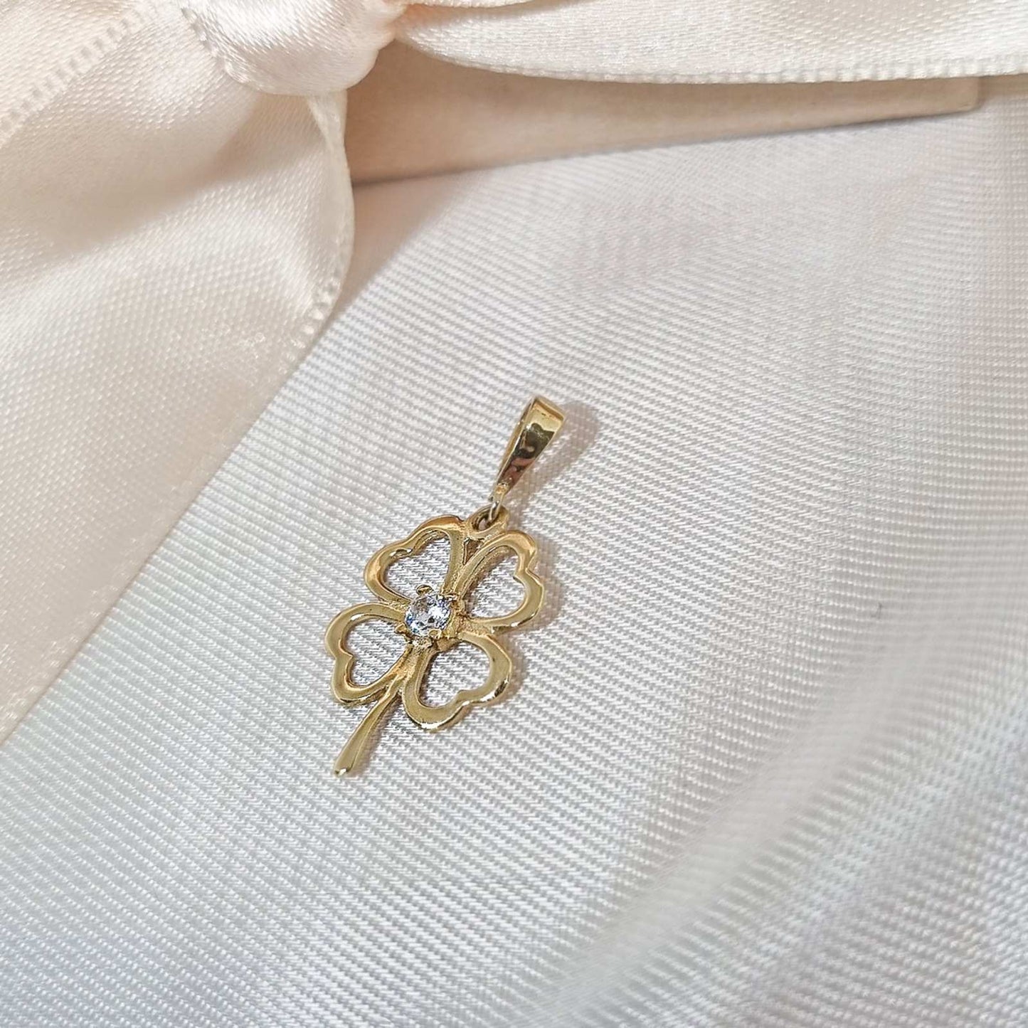 Privezak od žutog zlata u obliku deteline sa četiri lista i kružnim cirkonom u sredini