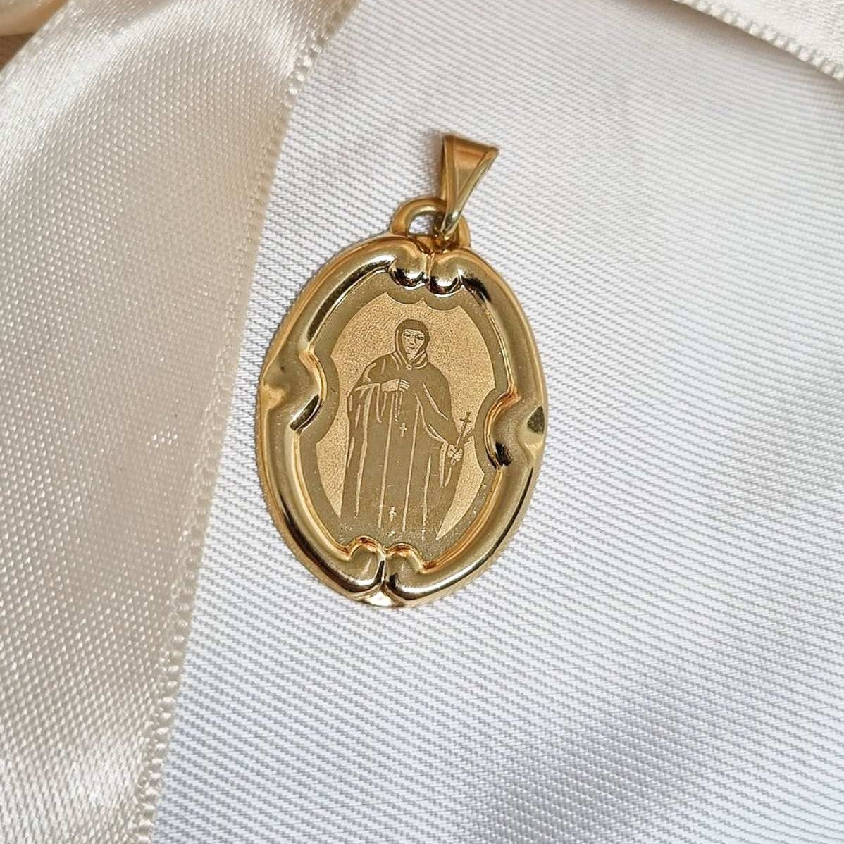 Zlatni privezak Sveta Petka sa ukrasnim okvirom