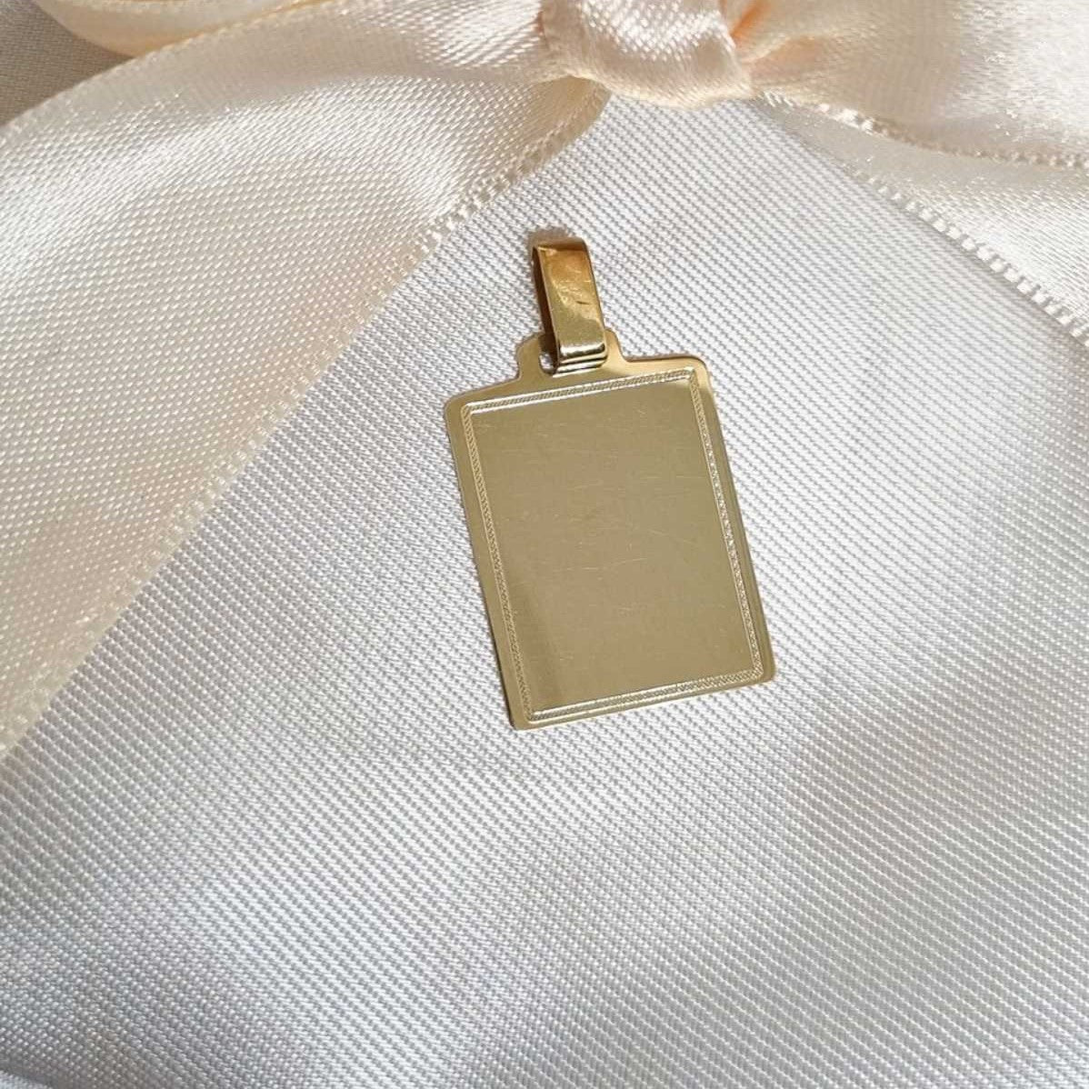 Zlatni privezak pravougaona pločica