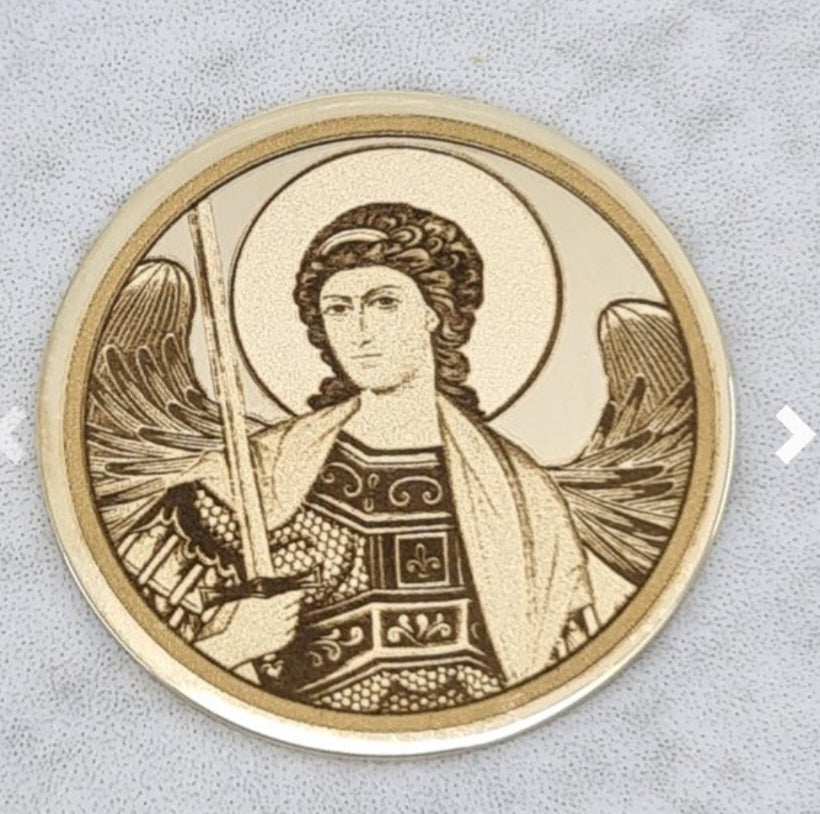 Zlatnik sa gravurom Svetog Arhangela Mihaila, prikazanog s oreolom, krilima i mačem u ruci, obučenog u oklop sa dekorativnim detaljima.