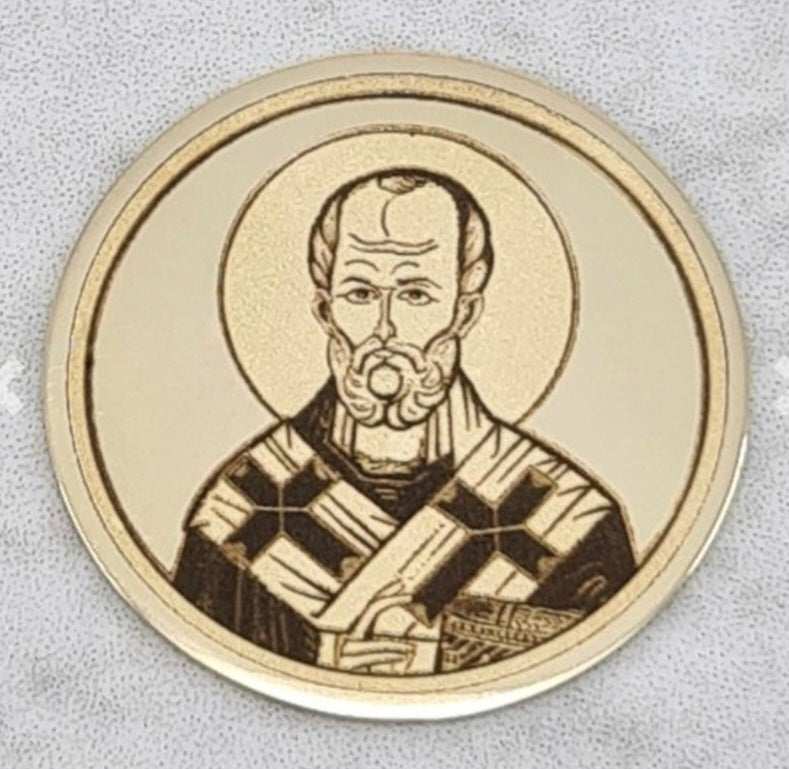 Zlatnik sa ugraviranim likom Svetog Nikole, prikazanog s oreolom, bradom i biskupskom odećom.