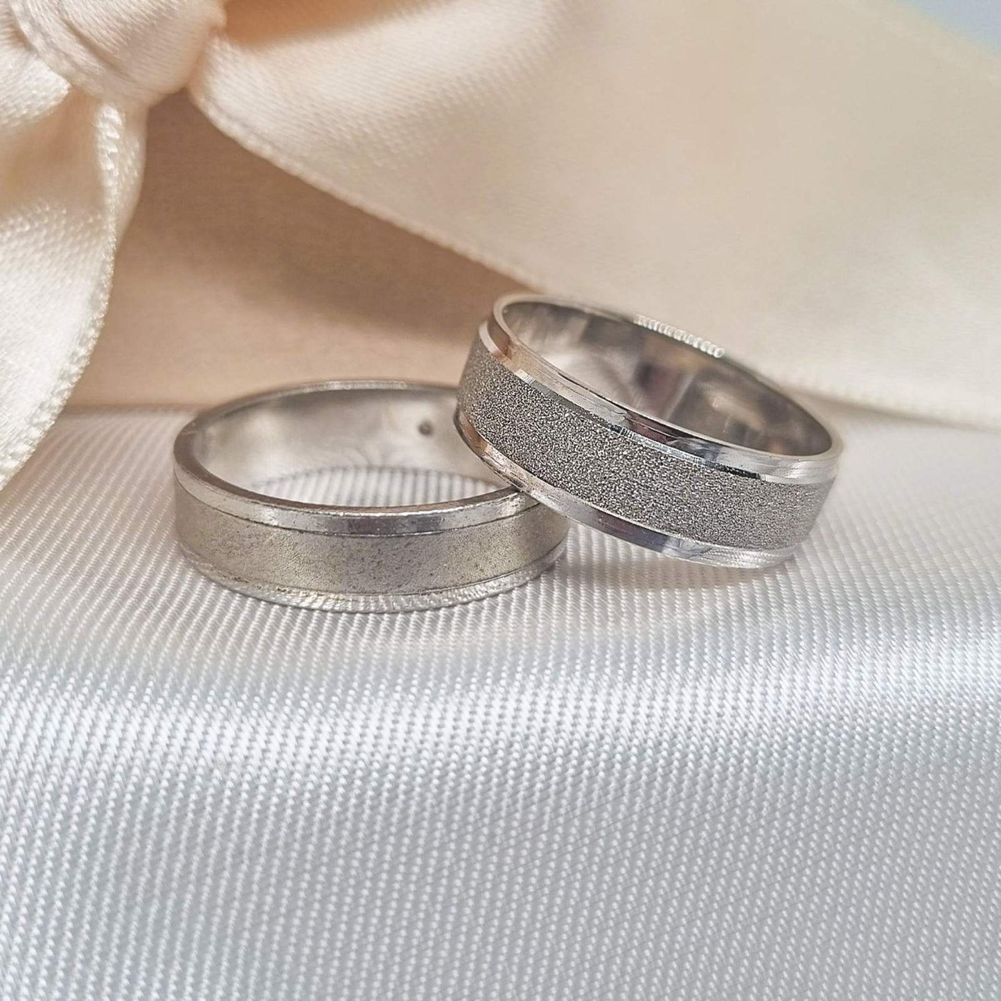 Burme belo zlato matirane sa glatkim ivicama