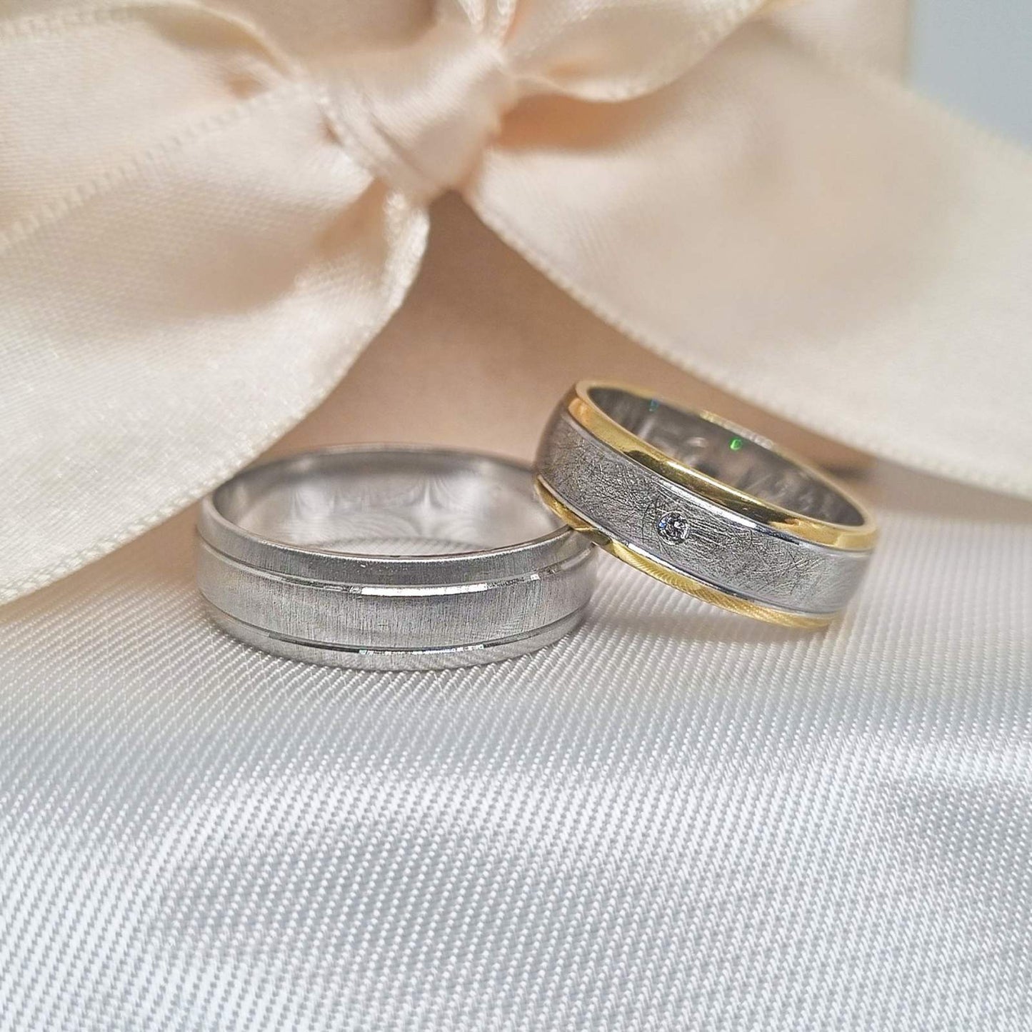 Dve burme — jedna od belog zlata sa mat završnicom, druga u kombinaciji belog i žutog zlata sa ugraviranim motivima i jednim cirkonom.