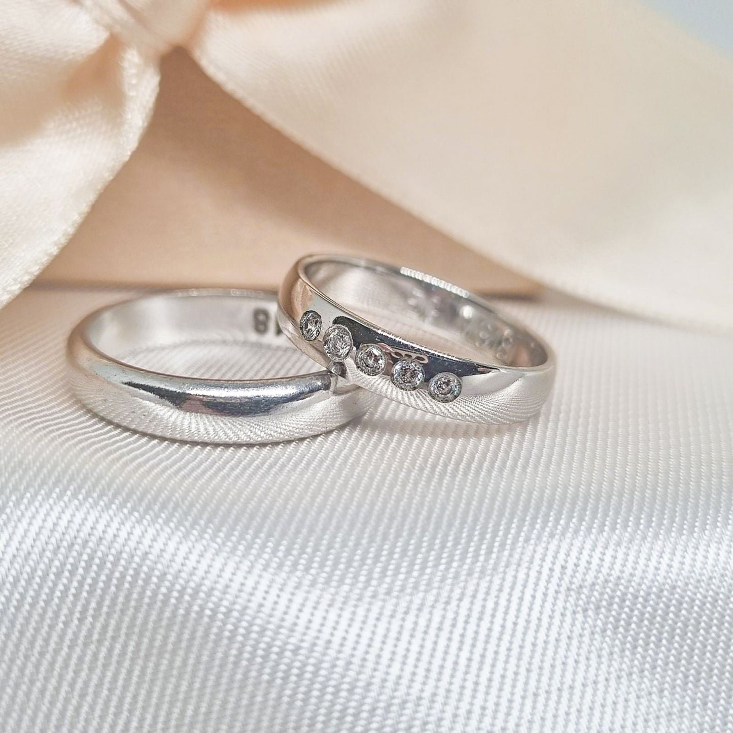 Burme od belog zlata, jedna ukrašena nizom cirkona, druga jednostavna i glatka, savršene za venčanje.